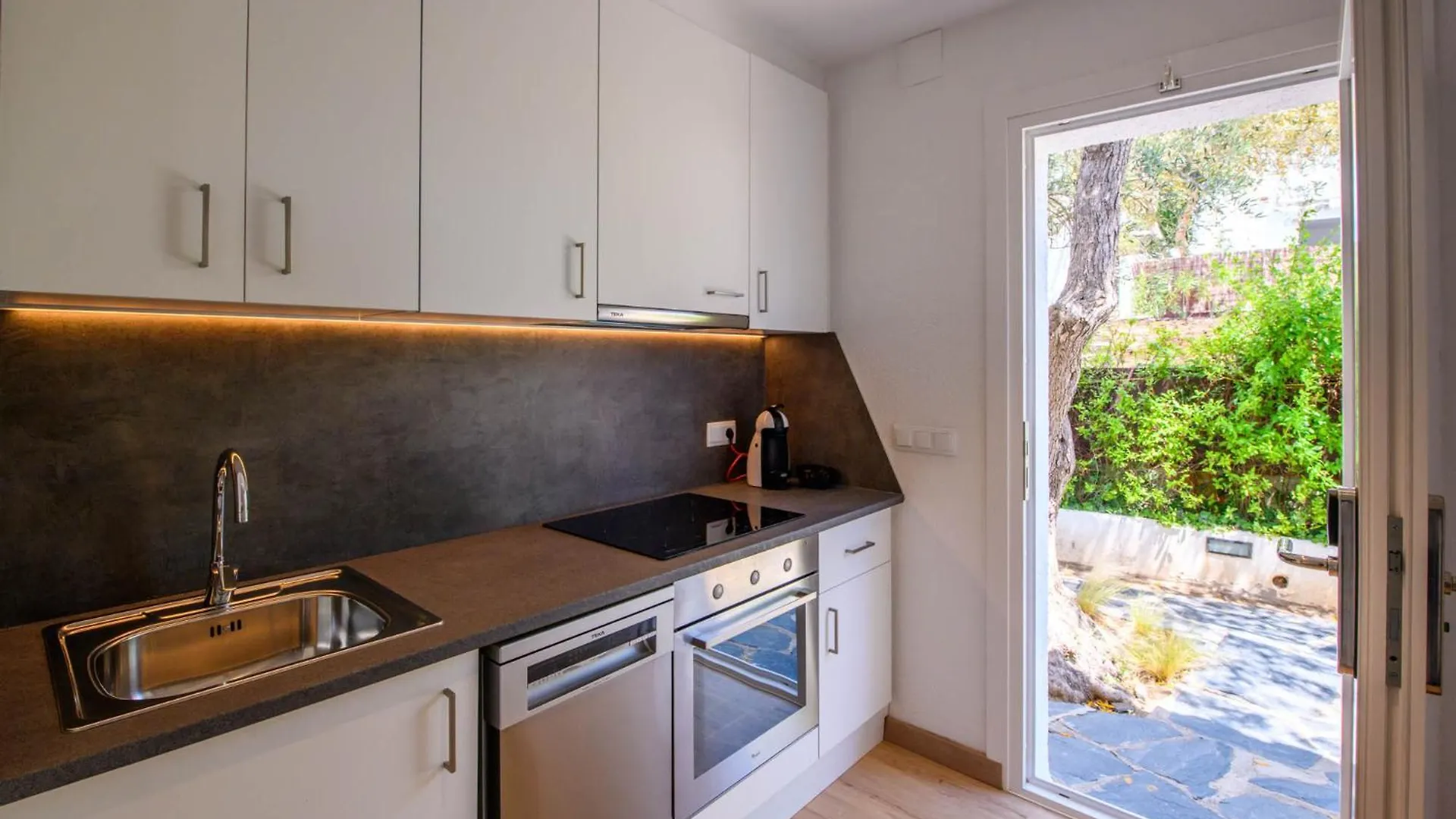 Carpe Diem Cadaques Aparthotel